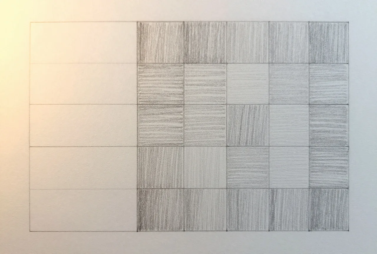 Nahaufnahme eines kleinen Quadrats in einem Papiergitter, mehrere Zellen schraffiert und eine Zelle frei