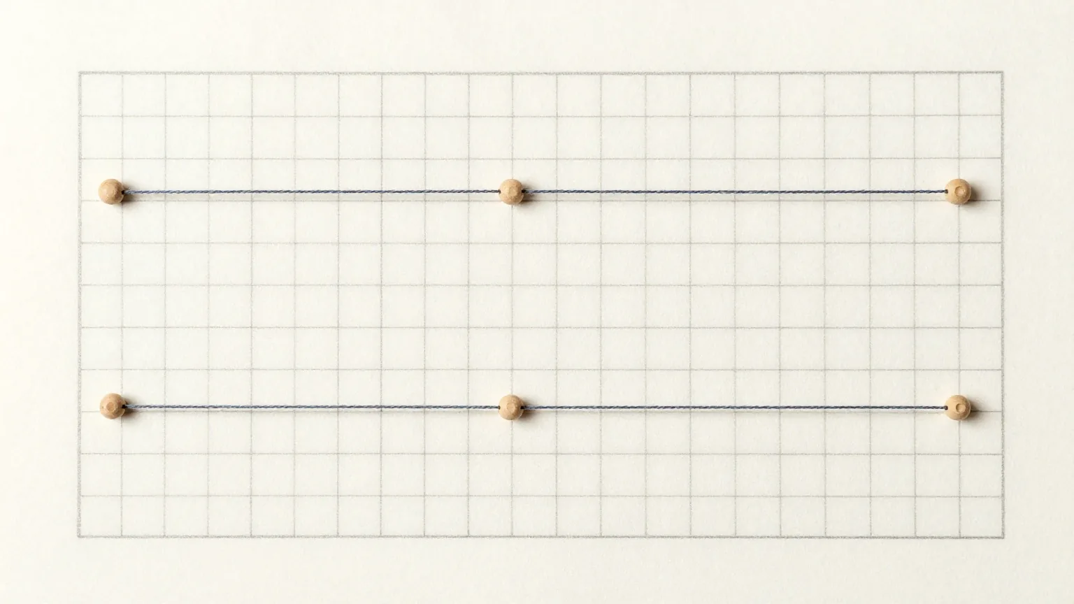 Drei waagrechte und drei senkrechte Fäden über einem gezeichneten Gitter, an einigen Kreuzungen kleine Holzperlen